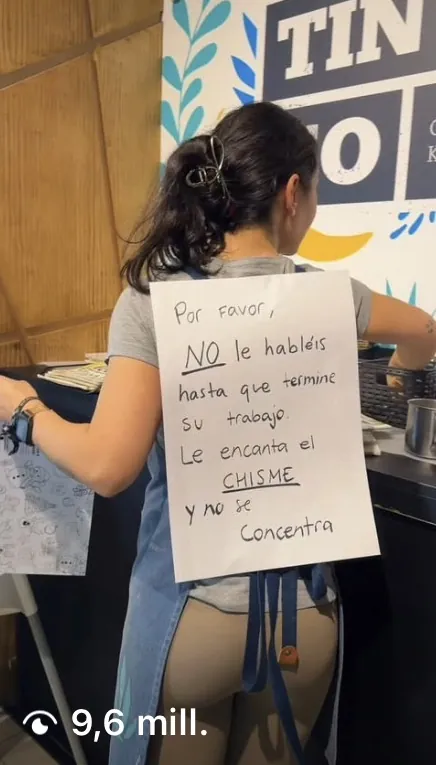 Vídeo viral de Tintico Brunch: cartel humorístico en el delantal de una camarera, 9,6 millones de reproducciones
